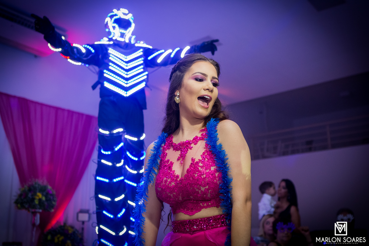 debutante com penas de pau led