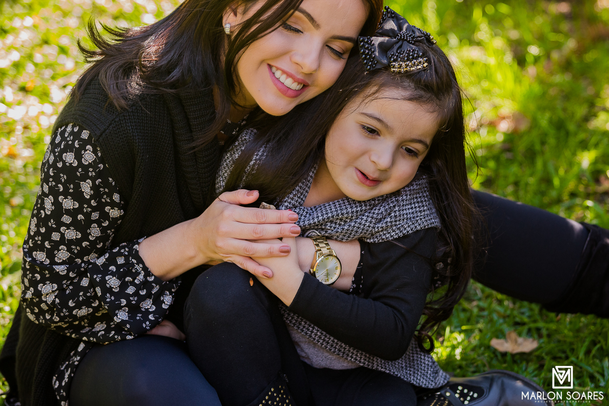 Mãe e filha em gramado