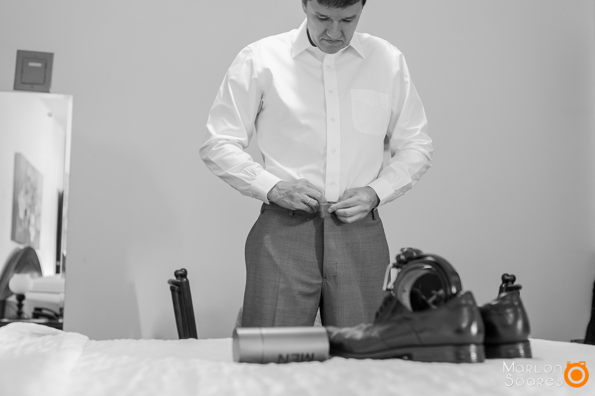 Noivo colocando traje