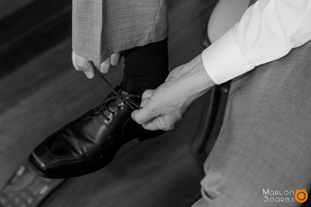 noivo colocando sapato