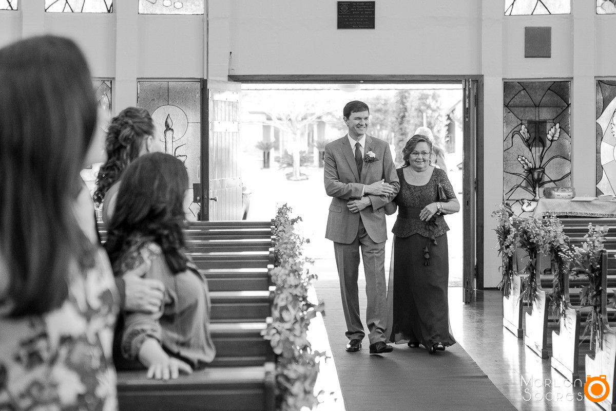 Noivo entrando com sua mãe