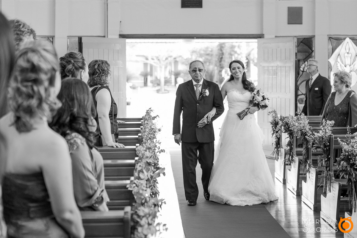 Noiva entrando na igreja