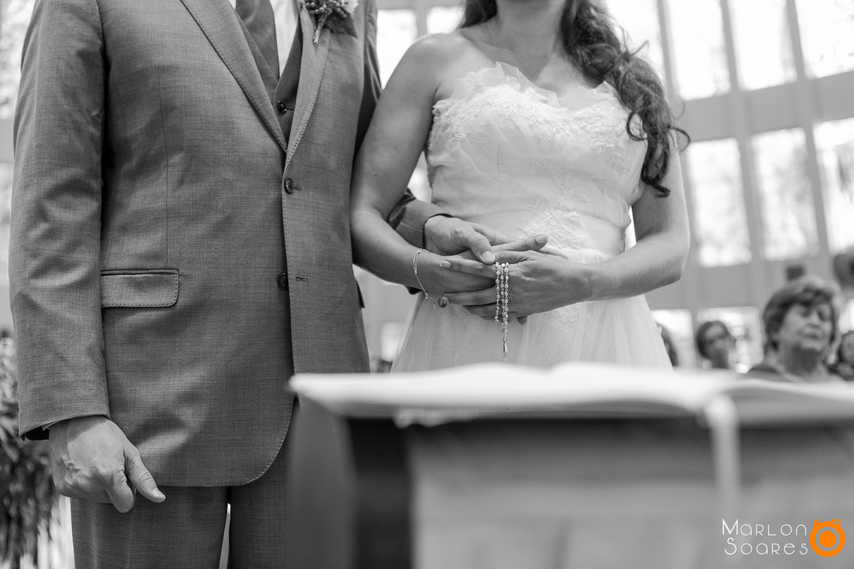 Noivos de mãos dadas