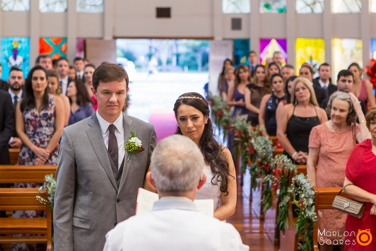 Noivos recebendo a benção