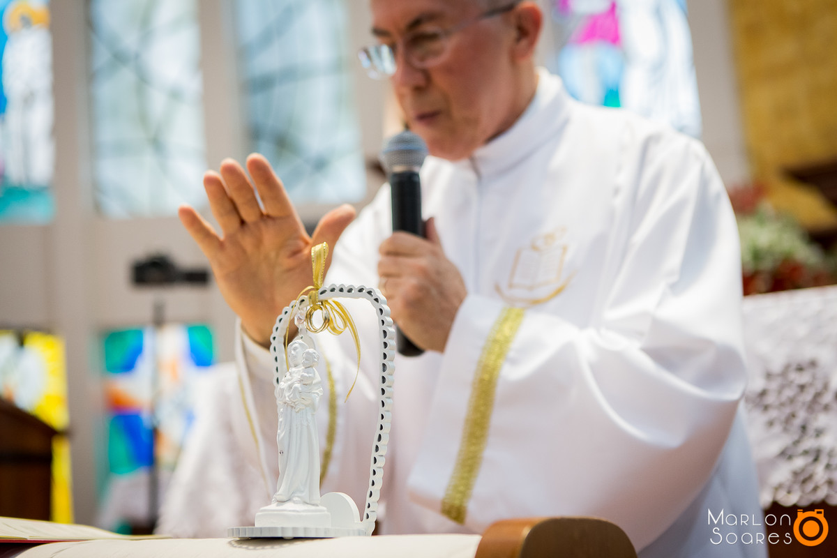 Padre abençoando alianças