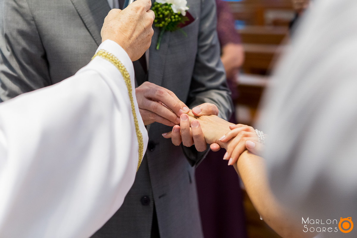 Colocando aliança na mão da noiva