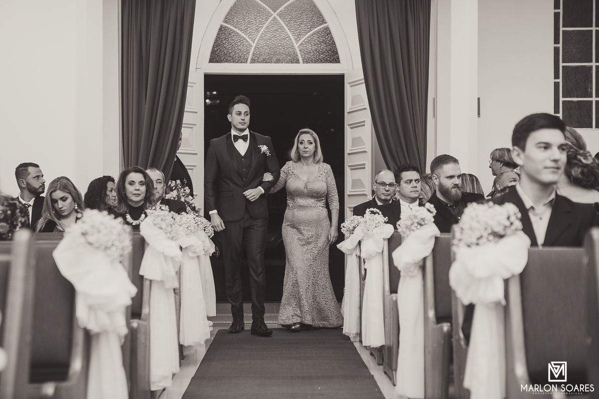 Entrada do noivo na igreja junto a sua mãe