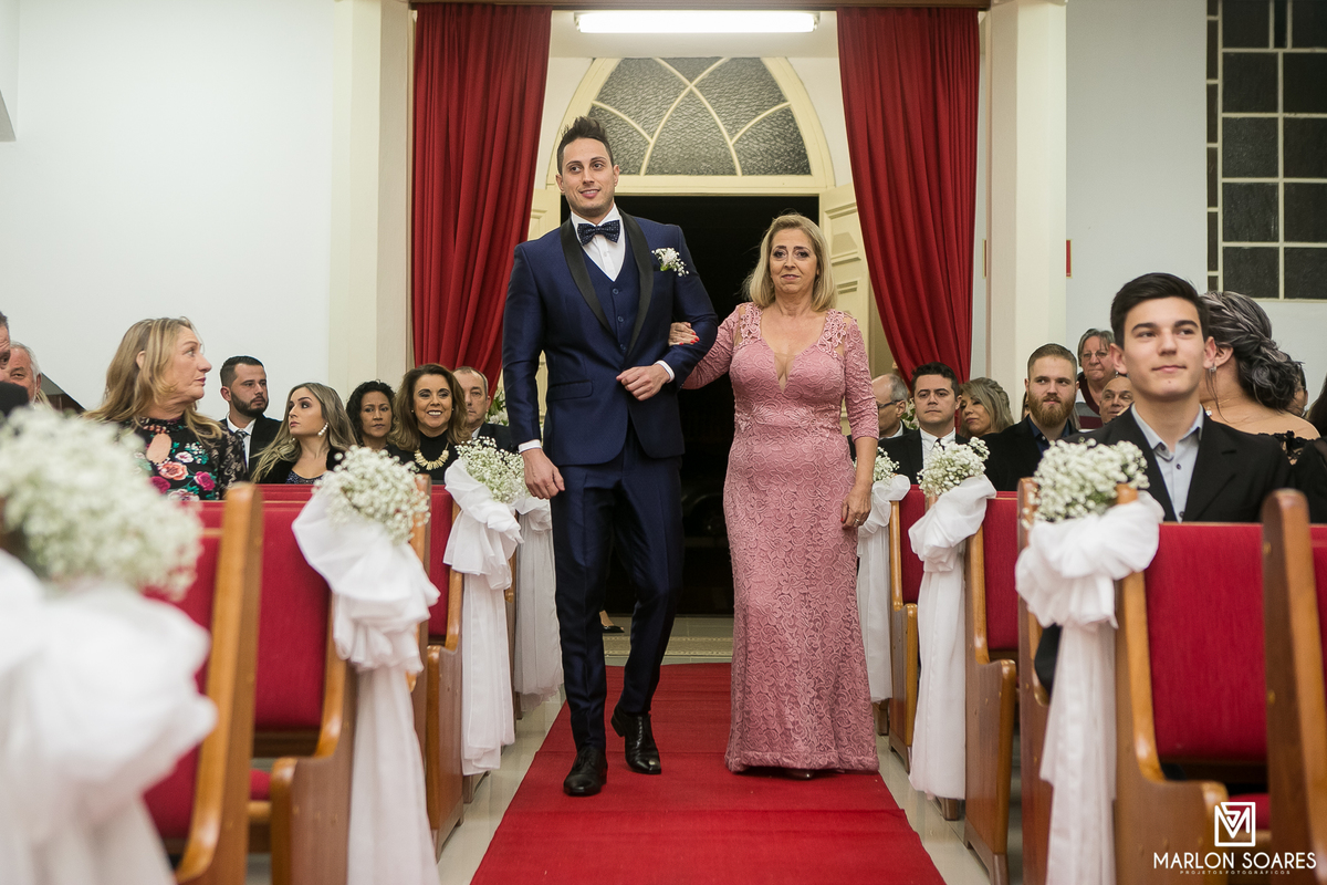 Mãe e filho entrando na igreja