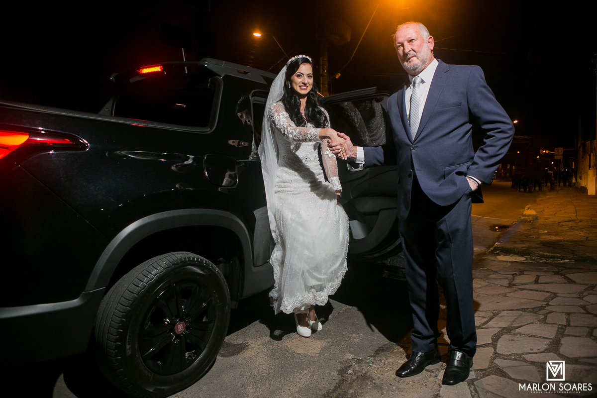 A chegada da noiva na igreja com seu pai