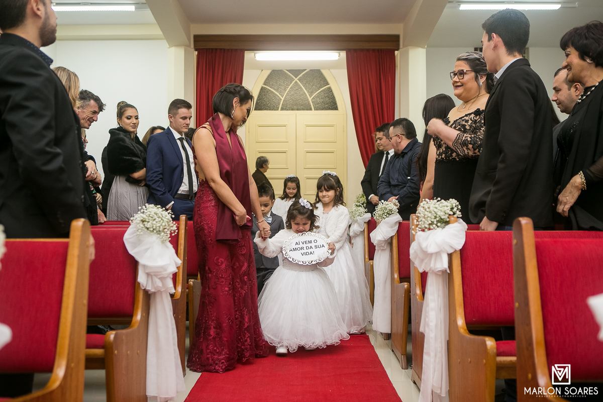Airas chorando na igreja antes do casamento
