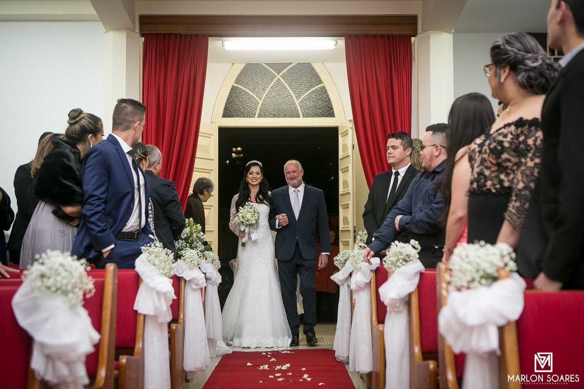 A noiva entrando na igreja