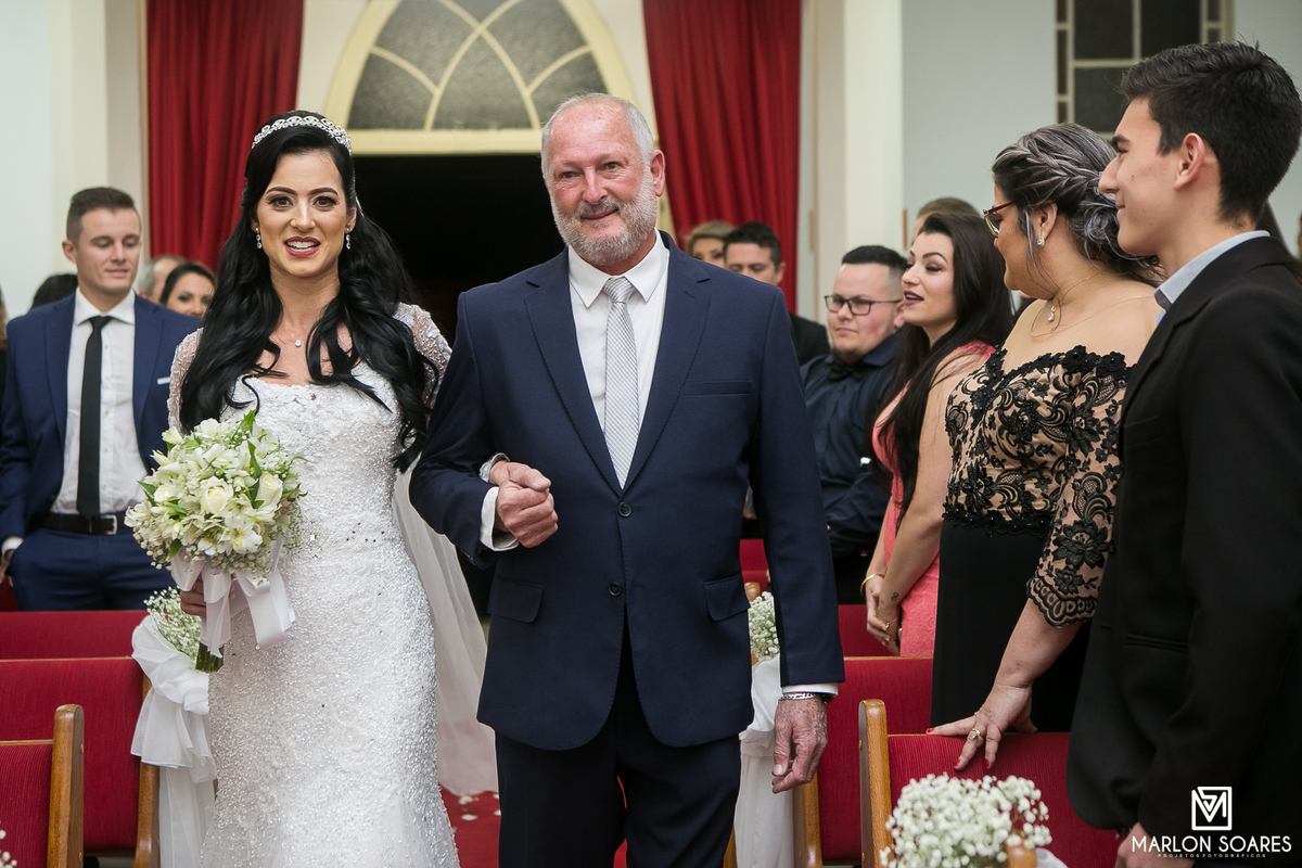 pai e noiva entrando na igreja no dia do casamento