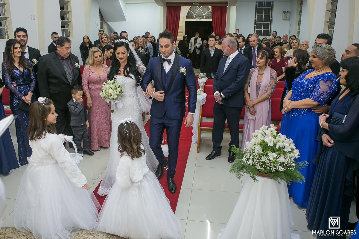 os noivos na selebração do casamento