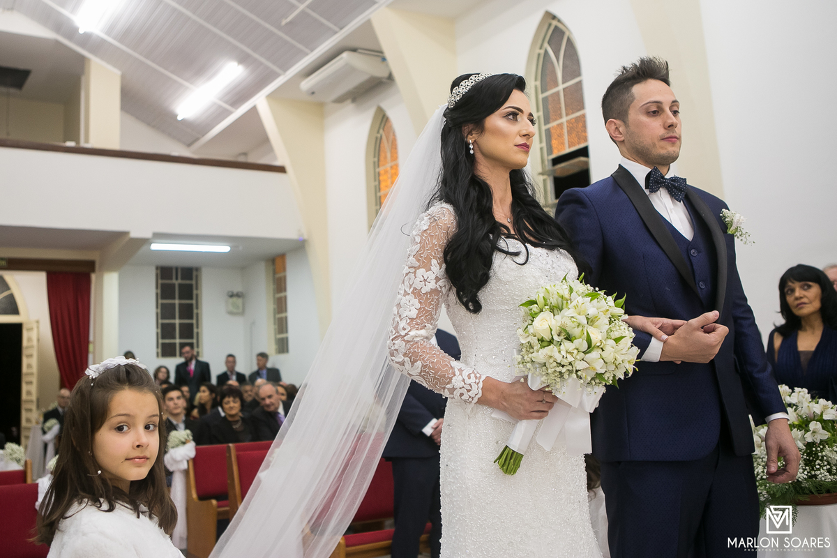 Aia admirando os noivos