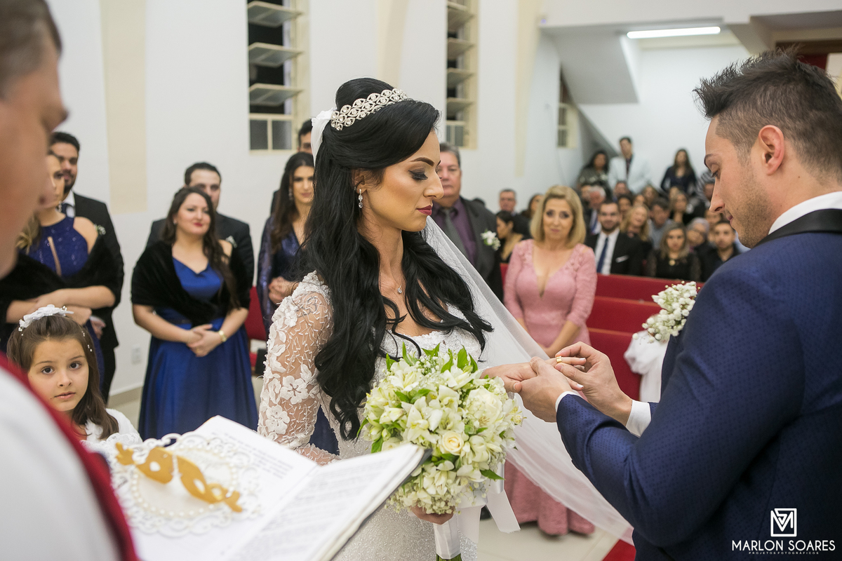 A famosa troca de alianças entre os noivos