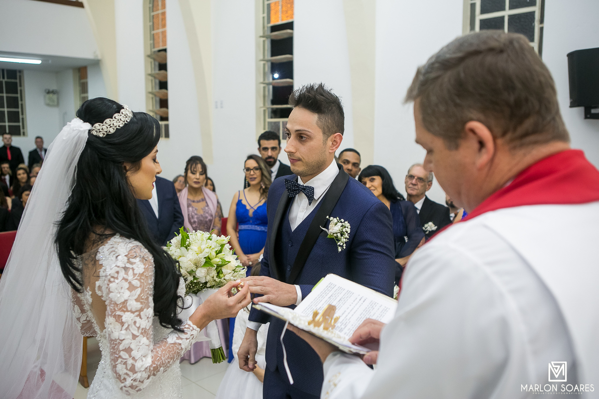 noivo colocando aliança na noiva