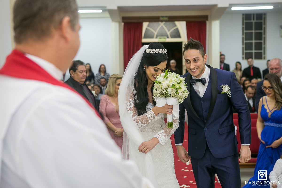 noivos sorrindo na igreja