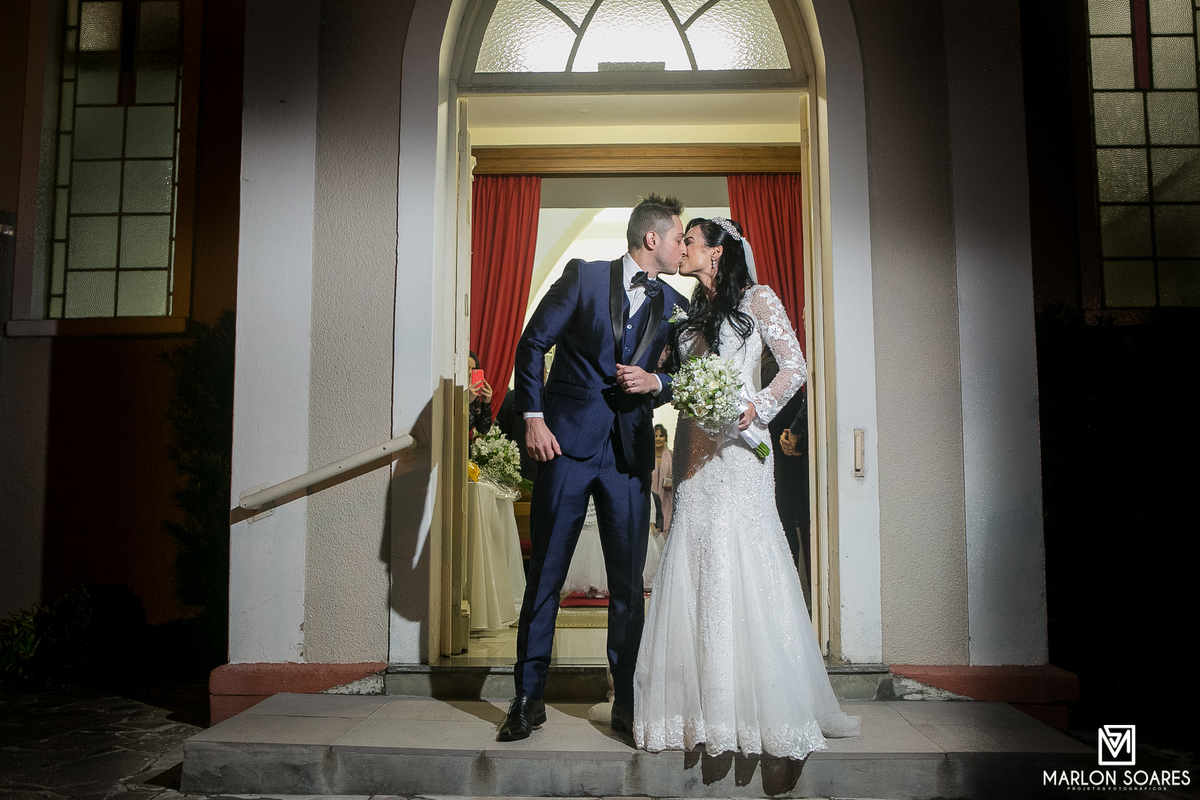 noivos em frente a igreja luterana de Esteio