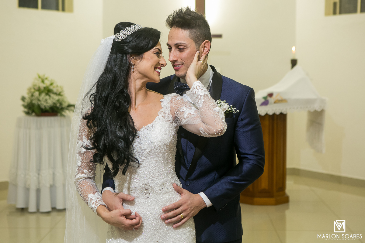 ensaio dos noivos dentro da igreja