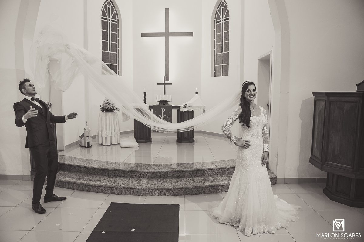 noivo joga veu da noiva 