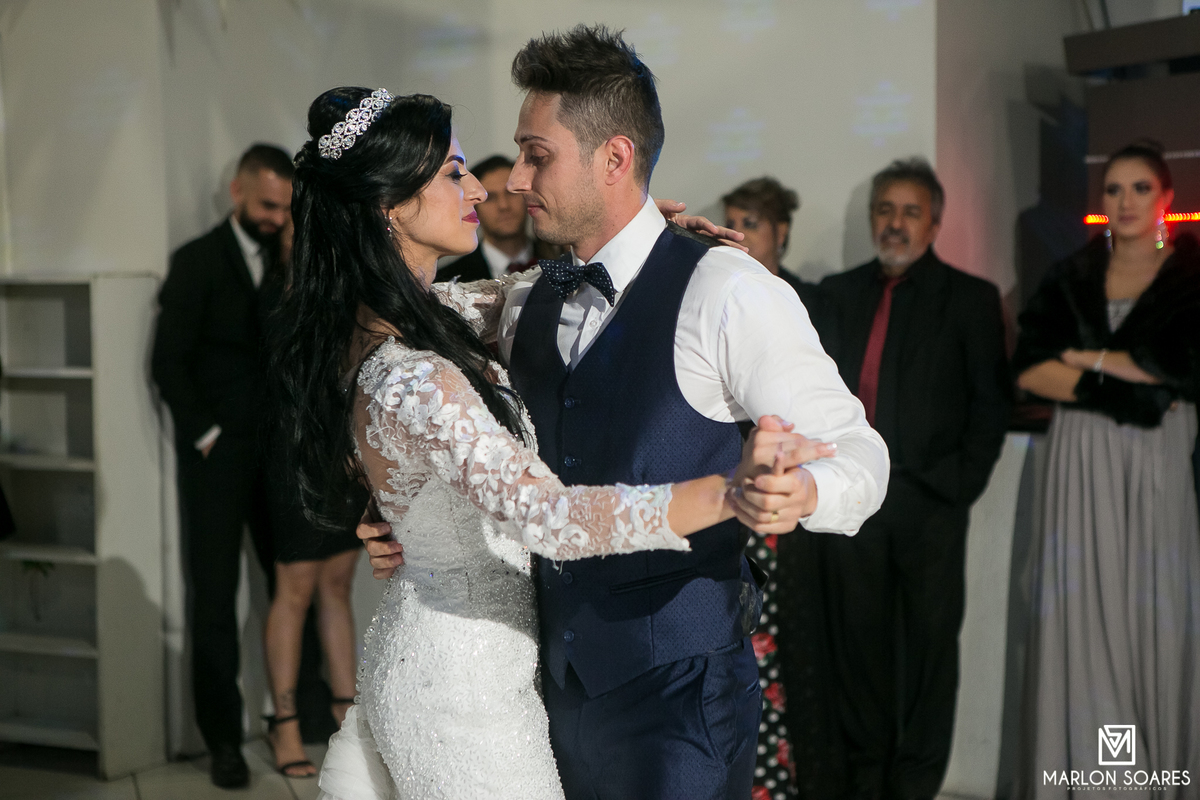 noivos dançando na balada