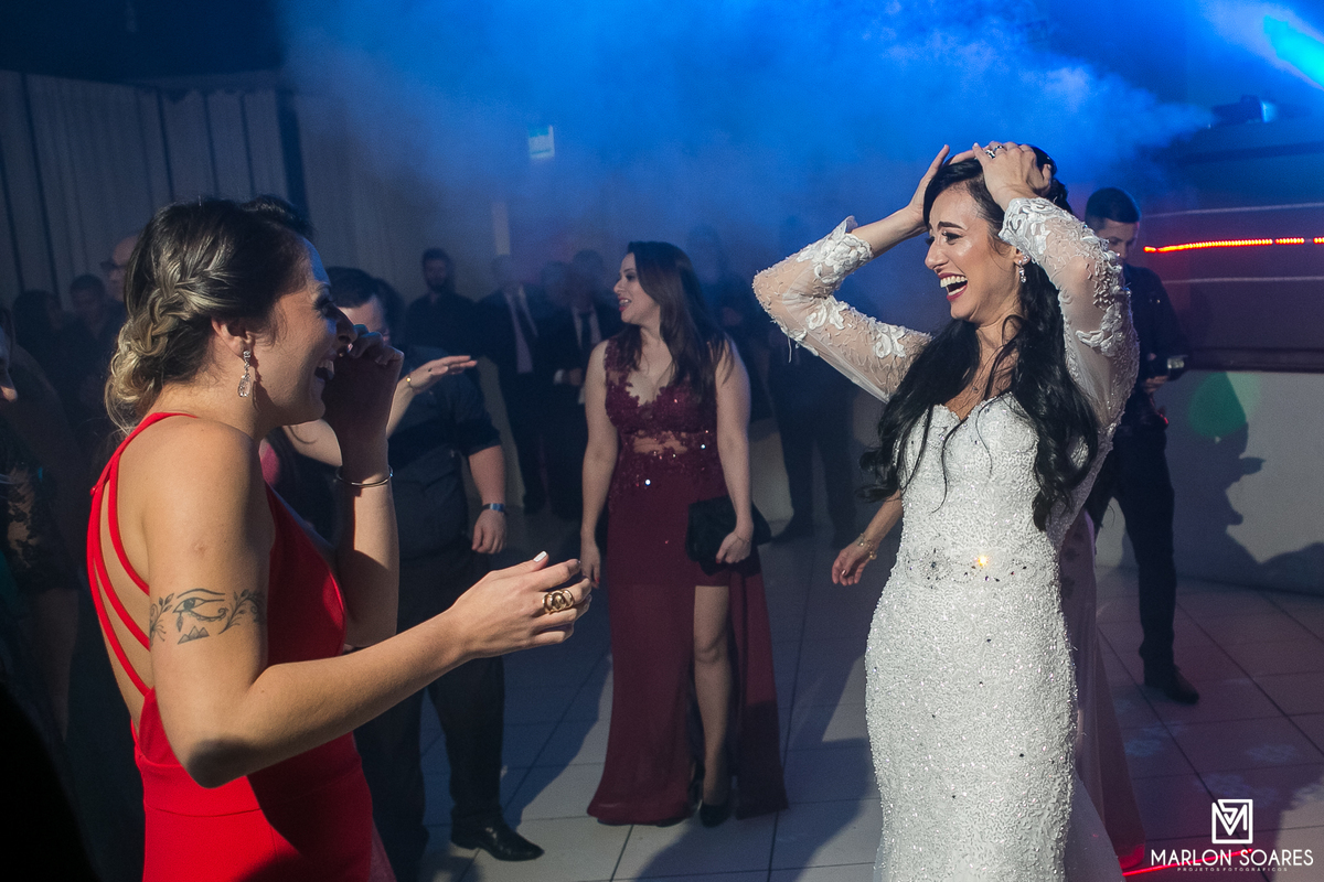 noiva mega feliz na balada de casamento
