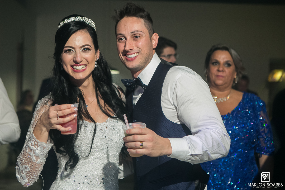 o casal de noivos super feliz na festa de casamento