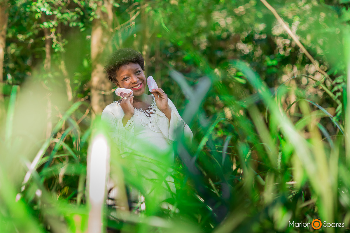 Mamãe grávida com sapatinho do bebe