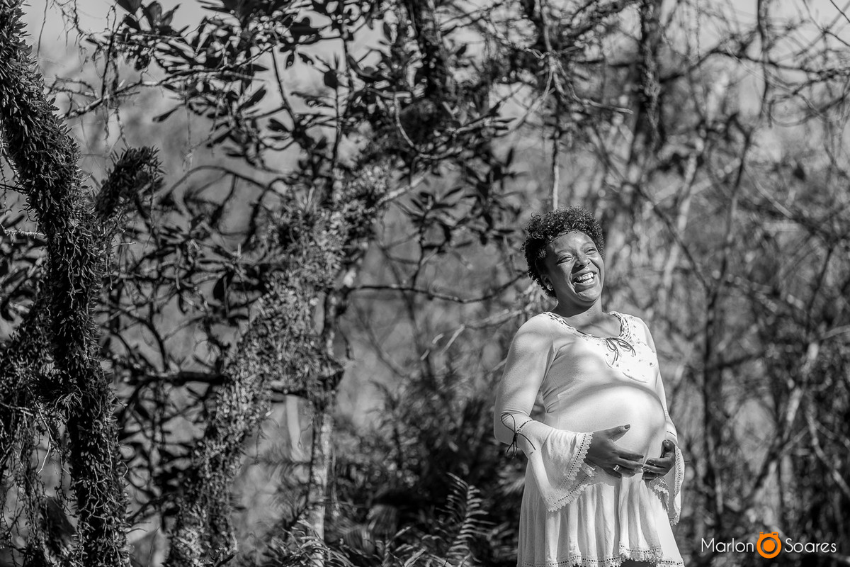 Foto gestante em preto e branco