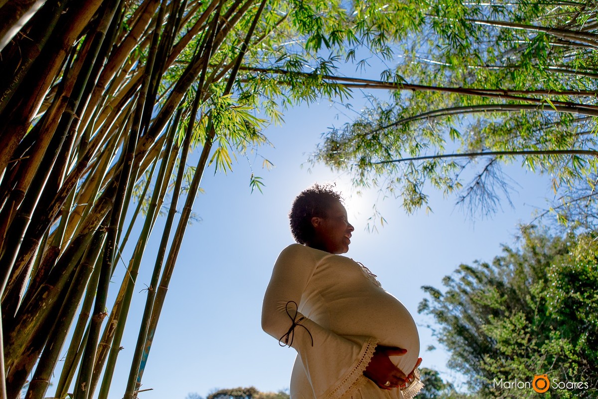 mamãe gravida com céu azul e muito sol