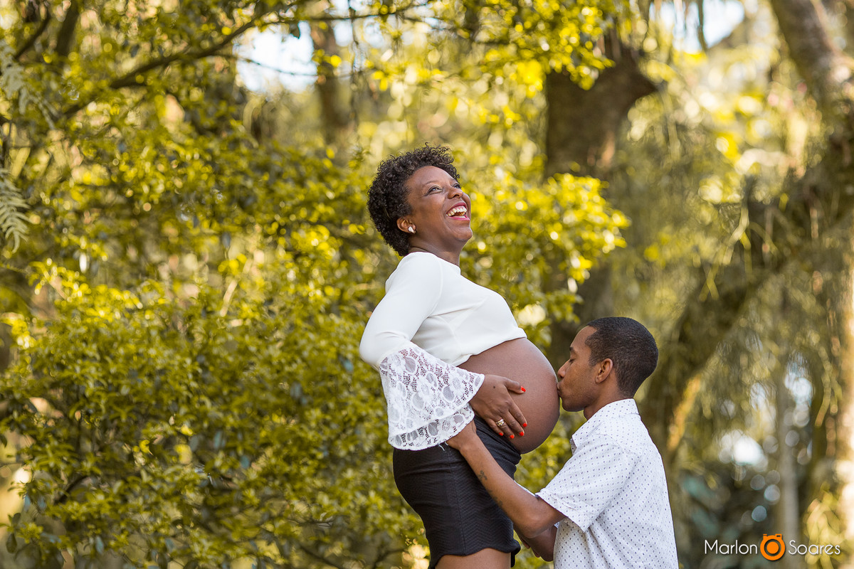 beijo na barriga da mamãe gravida