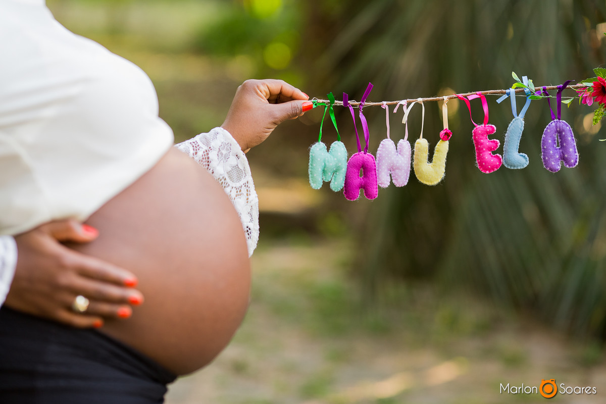 Barriga da gestante esperando a manuela