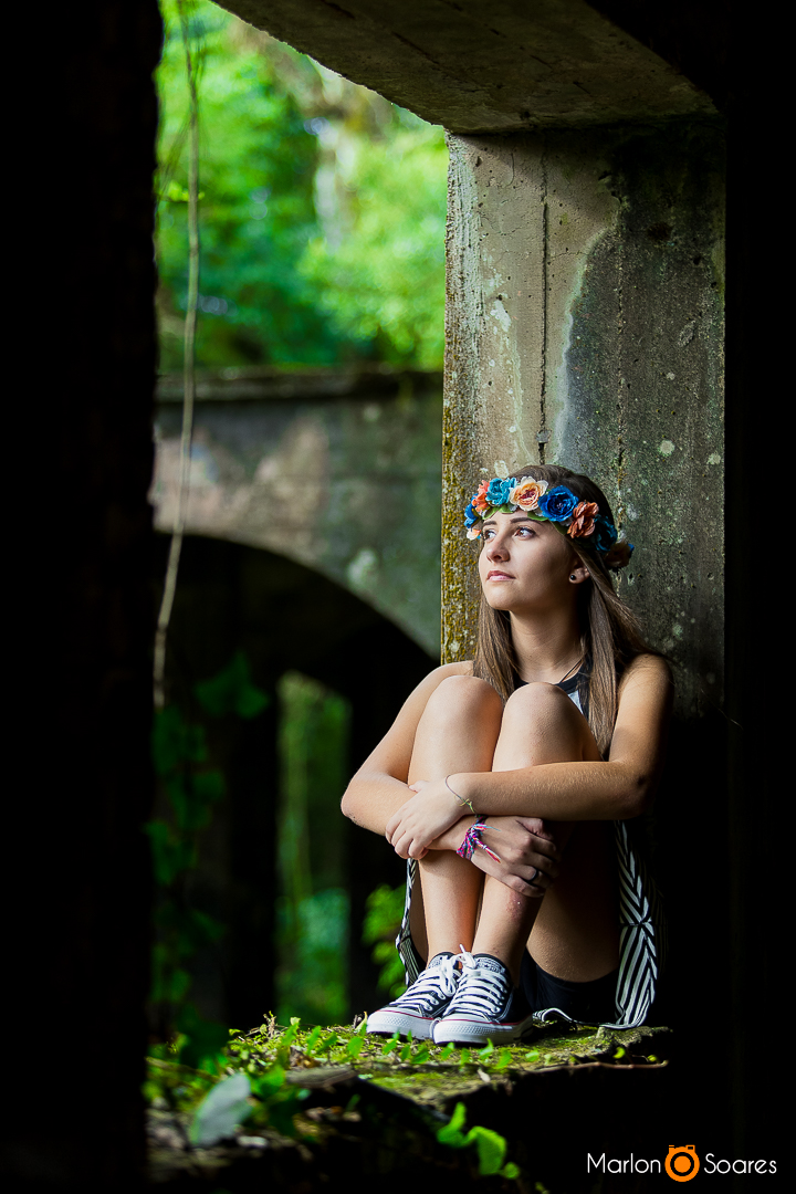 menina sentada na janela