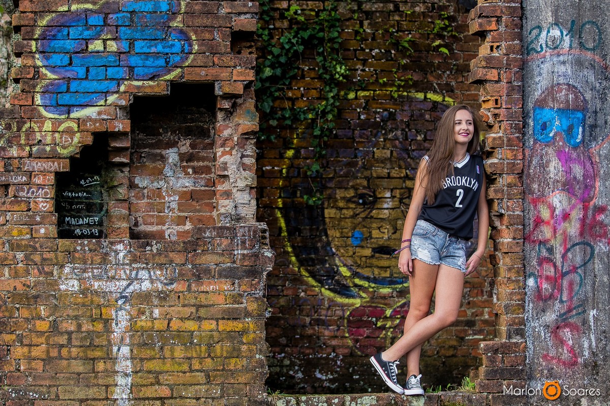 Menina escorada na parede