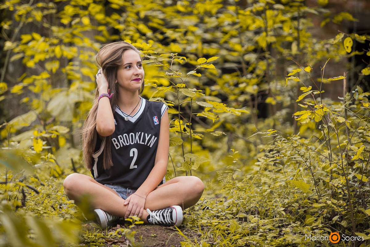 Debutante na vegetação verde