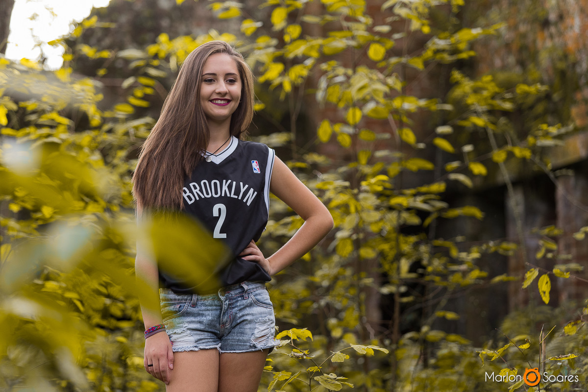 Menina e plantas verdes