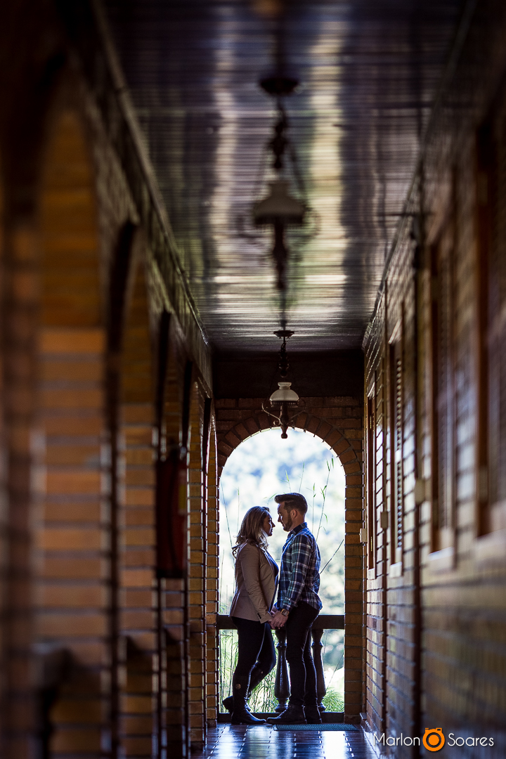 Fotografia de casal no corredor