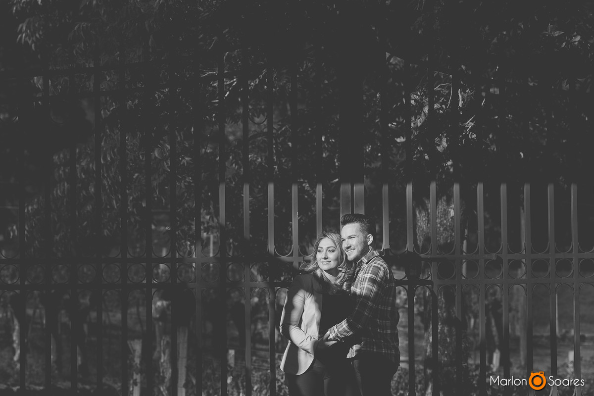 foto preto e branco no portão