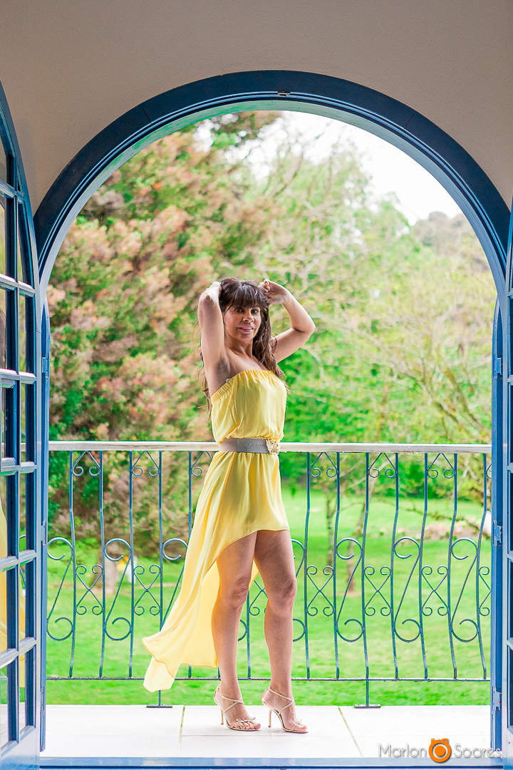 linda modelo de amarelo