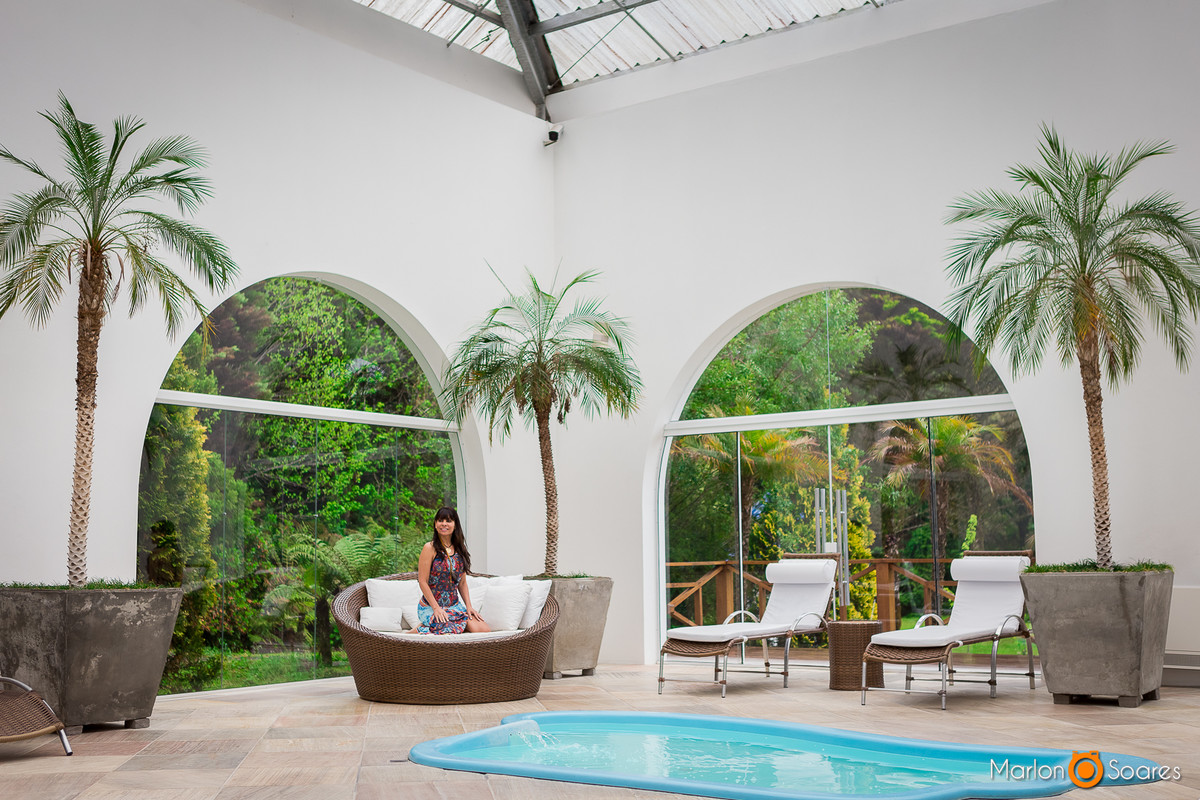 A bela na piscina coberta