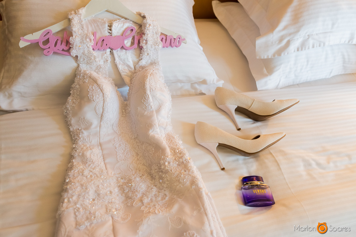 Vestido da noiva sapato e perfume