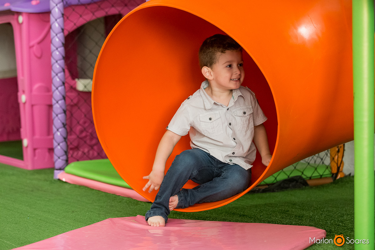 menino no escorredor