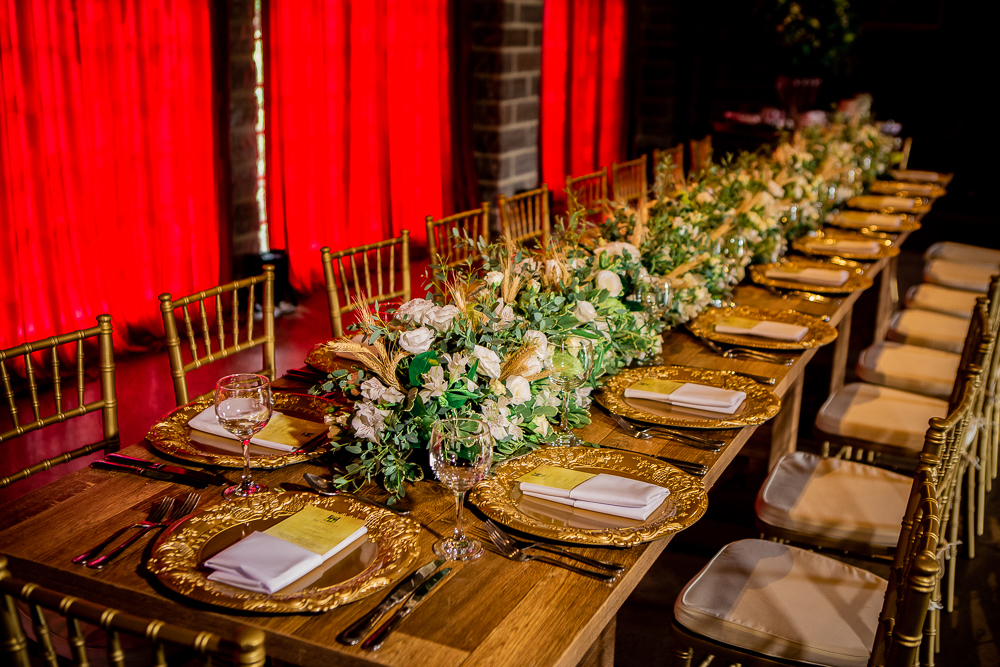 Mesa decorada para o jantar de casamento

