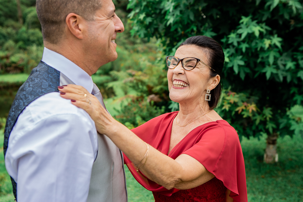 Mãe arrumando o noivo