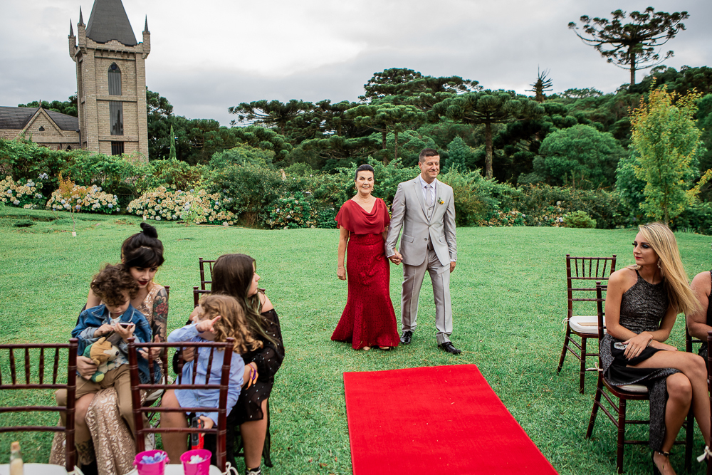 entrada do noivo na celebração de casamento