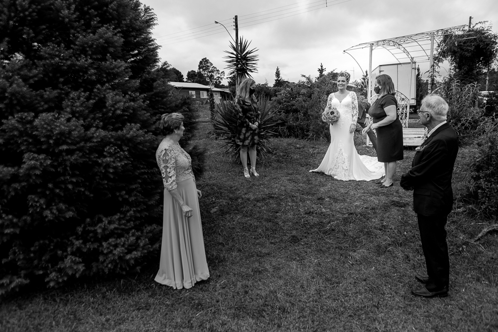 Lá vem a noiva repleta de luz para o grande momento.