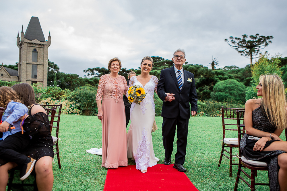 Foto incrivel dos pais conduzindo a noiva