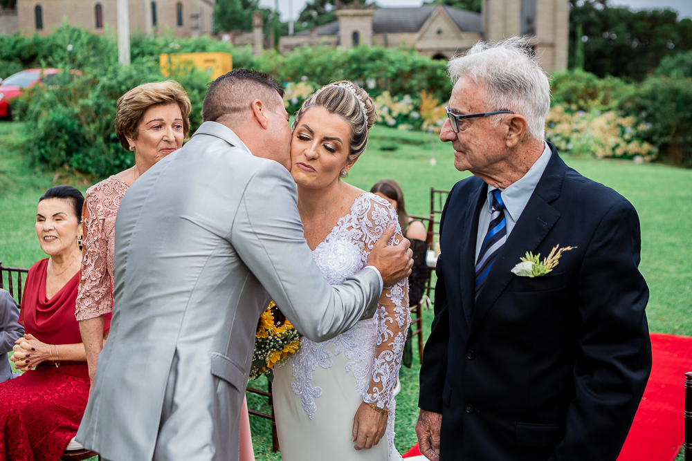 O momento da entrega da noiva ao noivo