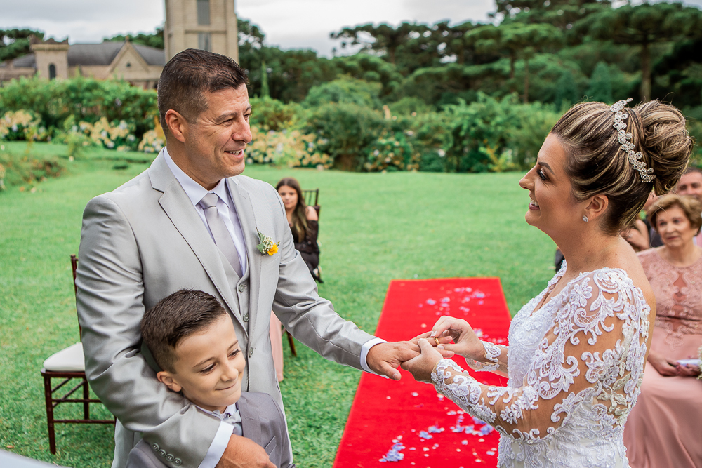 aliança no dedo do noivo e um olhar apaixonante