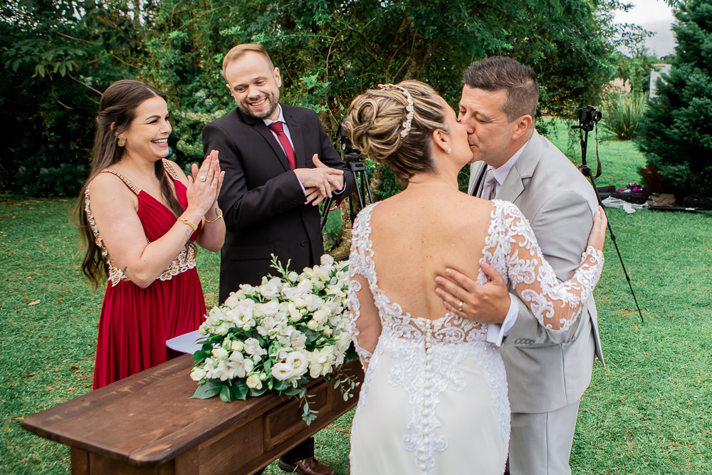 Aquele momento único, o beijos dos noivos